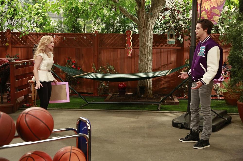 Exclusive Images of Brandon Crawford on Disney's Liv and Maddie - SI  Kids: Sports News for Kids, Kids Games and More