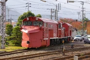 DD16 304 in November 2005 with snowplow attachment