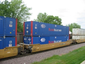 Double stacking of intermodal containers is possible with generous loading gauges, without electrification and 6