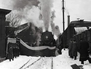 FBMG1550730938723.jpg (41 KB) locomotive 5200 'cuts' the inaugural ribbon for the class J 'Hudsons' on Febuary 14, 1927.