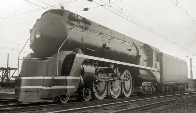 Black and white photo of I-5 streamlined locomotive facing left. From https://locomotive.fandom.com/wiki/New_Haven_Railroad_Class_I-5