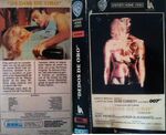 Example of a United Artists VHS tape distributed by Warner Home Video: Dedos De Oro (Goldfinger)