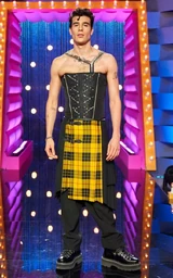 JavierCalvoE11S2Look.jpg (263 kB) Look del episodio 11