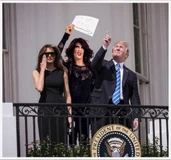 Kameron Photobomb.jpg (281 kB) Fotobomba de celebridades