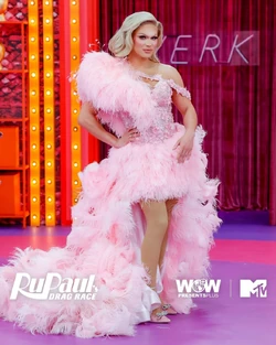 CrystalEnvyEntranceLook