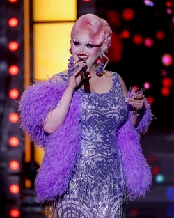 HormonaLisaTalentShowLook