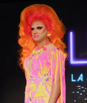 NahomyNeonLook1