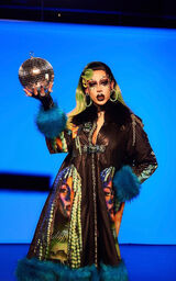 "Vieren" Music Video Look 2