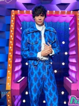 JavierAmbrossiE1S2Look.jpg (280 kB) Look del episodio 1