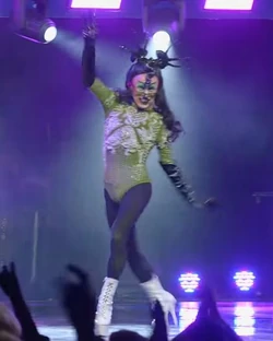 LaMorraLisaFinaleLook1