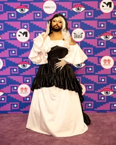 Look de la alfombra morada