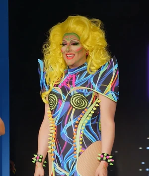 KainaMartinezNeonLook1