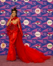 Look de la alfombra morada