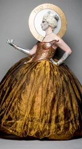 Look de 'Queen Elizabeth Realness' – Pound Queen