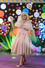 Look de la alfombra morada