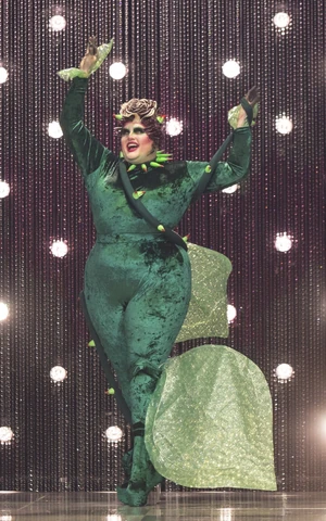 VictoriaSconeCAvsTWRainLook