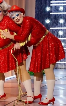 SalinaEsTittiesOldFriendsGoldPerformanceLook
