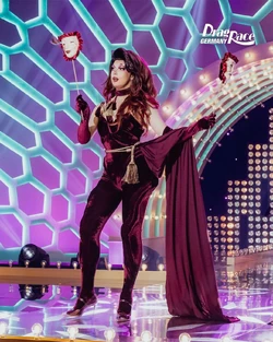 LoreleyRiversSignatureDragLook