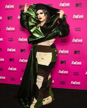 SalinaEsTittiesS15PremiereLook