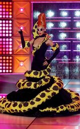 Drag Imitates Art Look