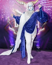 Look de la alfombra morada