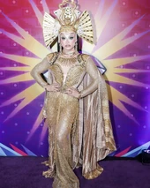 Look de la alfombra morada