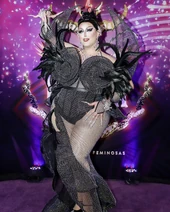 Look de la alfombra morada