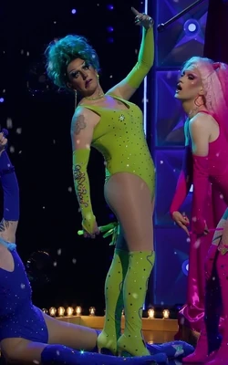 SissyLeaRusicalLook2