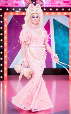 EllieEntranceLook