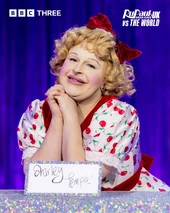 HannahCondaUKvsTW2SnatchGame.jpg (160 kB) Look del Snatch Game – Shirley Temple