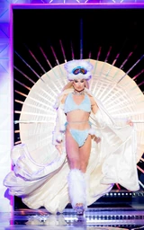 TomaraThomasSlaycationLook.jpg (993 kB) Look de 'Slaycation'