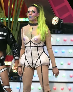 AviescWhoPerformanceLookB