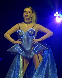 AviescWhoPerformanceLookC