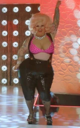 MaxiQueensDownUnderLook.jpg (205 kB) Look de la actuación de "Queens Down Under"