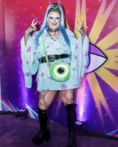 Look de la alfombra morada