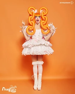 LaNiñaDelantroAnaLockingLook