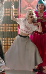 Paola & Chiara: Un Rusical Da Favola Non Autorizzato Look (Reveal) – Aiutante #1