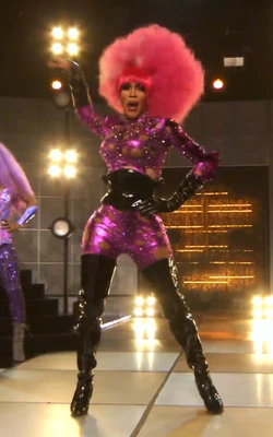 TrinityShowUpQueenLook