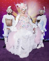 Look de la alfombra morada