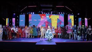 Las 30 audicionadas, junto con  y .