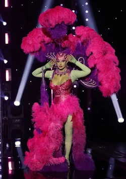 IrenetheAlienSlitsandTitsLook