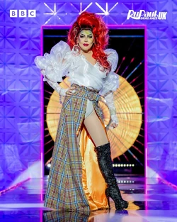 LaVoixNewRomanticsLook