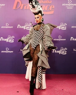 DragChuchiDRES4RedCarpetLook
