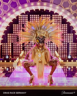 KellyHeeltonHairyAffairLook