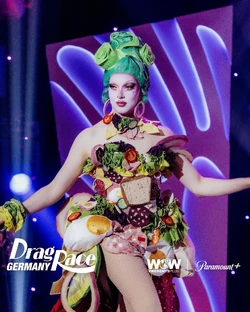 LoreleyRiversDinnerIsServedLook