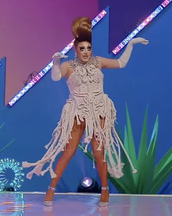 PekeBalderasToyLook2
