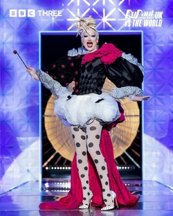 JonbersBlondeUKvsTW2FinaleLook