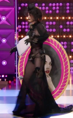 LeilaYarnRoastLook