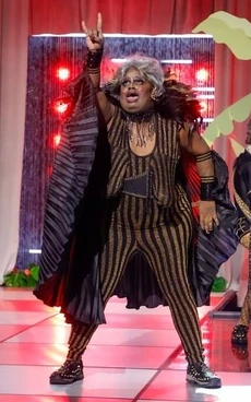 MalaysiaBabydollFoxxOldFriendsGoldPerformanceLook
