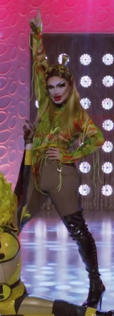 Look de la actuación de "Bosom Buddies"